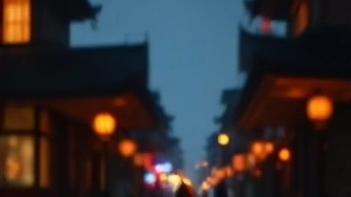 首屏主推画面：夜晚客厅里两人隔桌对坐，暖灯照亮桌面上的文件