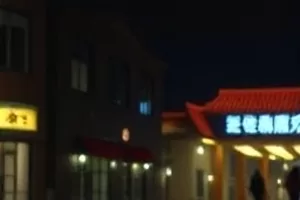 《第七次回访》画面:老式居民楼门口与一沓登记表