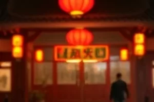 《旧冰箱里的夏天》画面:老式冰箱门与贴满的便签