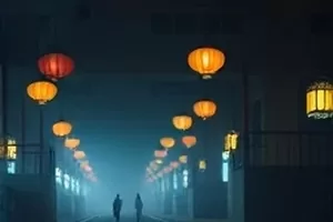 《深夜维修站》纪实画面:凌晨工棚里的工具台与一盏吊灯